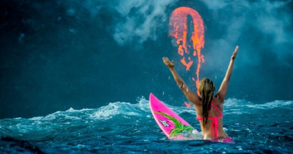 Η ατρόμητη surfer που κολυμπά δίπλα στη λάβα που φτάνει στον ωκεανό