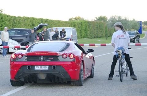 Έβαλε κόντρα σε Ferrari με το ποδήλατό του...