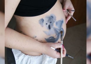 Καλλιτέχνης δημιουργεί έργα τέχνης επάνω σε κοιλιές εγκύων