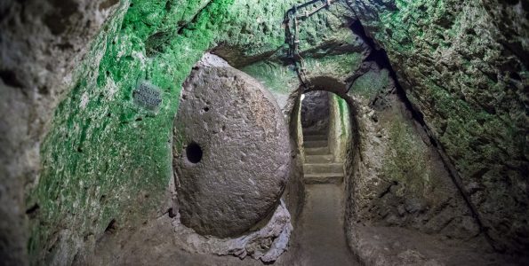Καθώς Επισκεύαζε το υπόγειό του ανακάλυψε αυτή τη Πέτρινη Είσοδο. Όταν μπήκε μέσα Μεταφέρθηκε 3.000 Χρόνια πίσω στο Χρόνο!