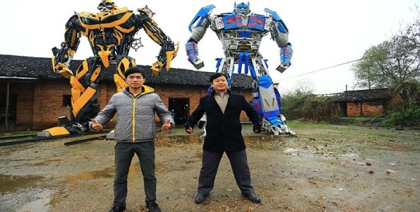 Πατέρας και γιος κατασκευάζουν Transformer από παλιοσίδερα