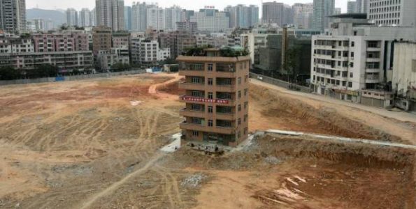 Τα σπίτια που στέκονται εμπόδια στην ανάπτυξη της Κίνας