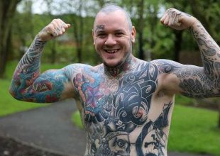 Τριαντάχρονος με Πάρκινσον εξηγεί πώς τα τατουάζ τον βοηθούν με την ασθένειά του