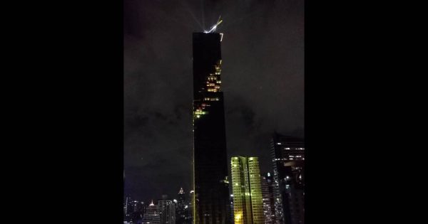 Ο παράξενος ουρανοξύστης της Μπανγκόκ που μοιάζει ημιτελής