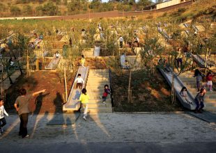 Αρχιτέκτονας μετατρέπει έναν ξερό λόφο σε φανταστικό πάρκο για παιχνίδι