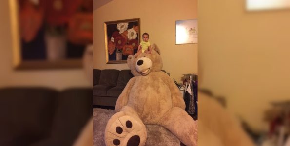 Ο παππούς της μικρής της έφερε δώρο το μεγαλύτερο αρκούδι