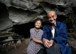 Ένα ζευγάρι Κινέζων που ζεί σε σπηλιά για πάνω απο μισό αιώνα