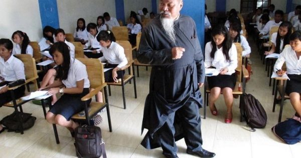 O Ινδονήσιος κληρικός που διδάσκει αρχαία ελληνικά στην Σουμάτρα