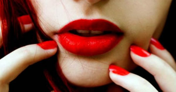 10 nail designs που δίνουν έμπνευση για να δεις το κόκκινο βερνίκι αλλιώς!