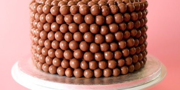 Σοκολατένιο κέικ με βουτυρόκρεμα ΚΑΙ Maltesers