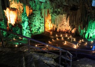 Το σπήλαιο Μελιδονίου όπου 370 γυναικόπαιδα μαρτύρησαν επί Τουρκοκρατίας