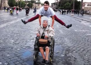 Ο νεαρός Έλληνας που ταξίδεψε με την 83 γιαγιά του στη Ρώμη και μας έχει συγκινήσει!