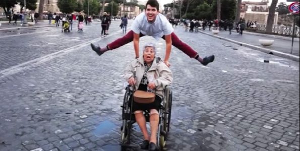 Ο νεαρός Έλληνας που ταξίδεψε με την 83 γιαγιά του στη Ρώμη και μας έχει συγκινήσει!