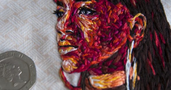 Πολύχρωμα πλεκτά πορτρέτα από την Danielle Clough
