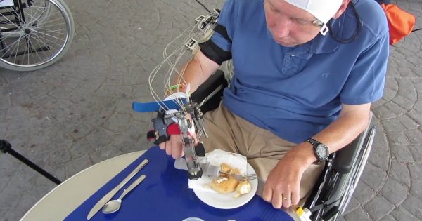 Ρομποτικός εξωσκελετός βοήθησε τετραπληγικούς να πιάσουν αντικείμενα!