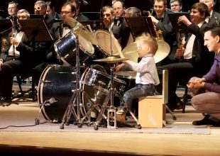 ΤΟ ταλέντο: Είναι μόλις 3 ετών, ντράμερ και παίζει με τη συνοδεία της Ρωσικής Συμφωνικής Ορχήστρας!