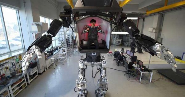 Τεράστιο ρομπότ βγαλμένο από το "Avatar", περπατά και το έδαφος σείεται!