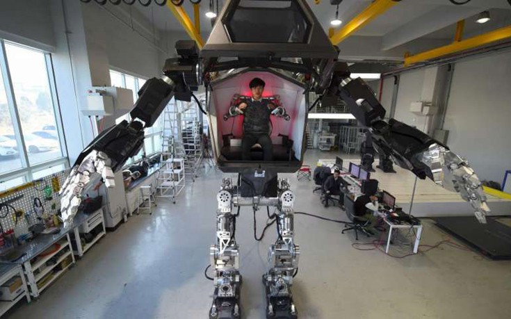 Τεράστιο ρομπότ βγαλμένο από το "Avatar", περπατά και το έδαφος σείεται!