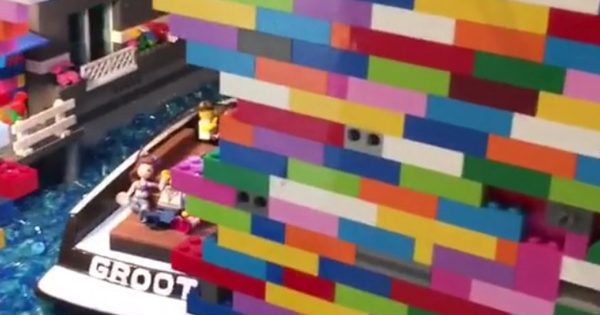 Απίθανη κατασκευή από lego ενσωματωμένη σε τοίχο