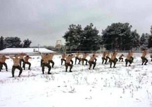 Έλληνες καταδρομείς εκπαιδεύονται ημίγuμvοι στο χιόνι!