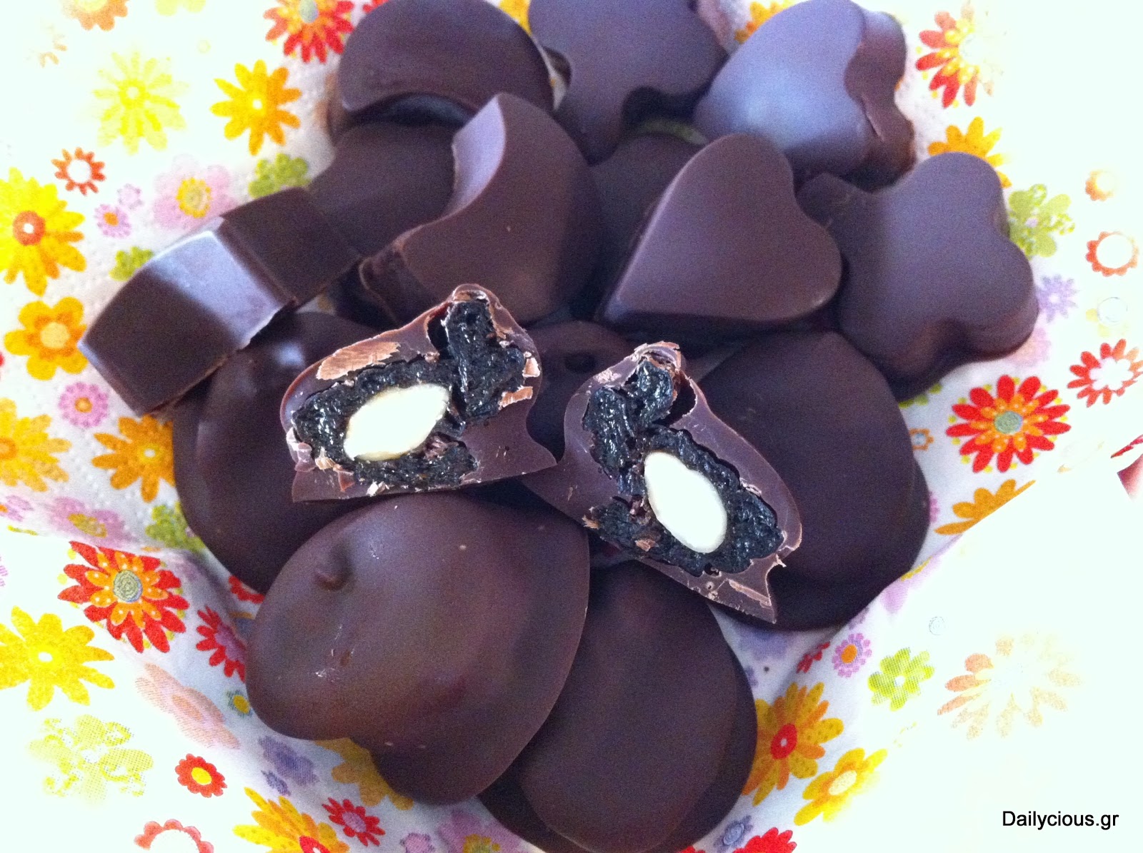 Όπως τα έφτιαχνε η μαμά: Σοκολατάκια με δαμάσκηνο και ξηρούς καρπούς
