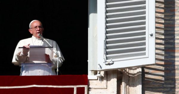 Ο πάπας καλεί τις μητέρες να θηλάζουν τα μωρά κατά τη βάφτιση