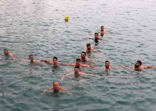 Χωρίς αγιασμό στο Ηράκλειο -Βούτηξαν οι κολυμβητές, έγιναν αυτοί ο σταυρός (photos)