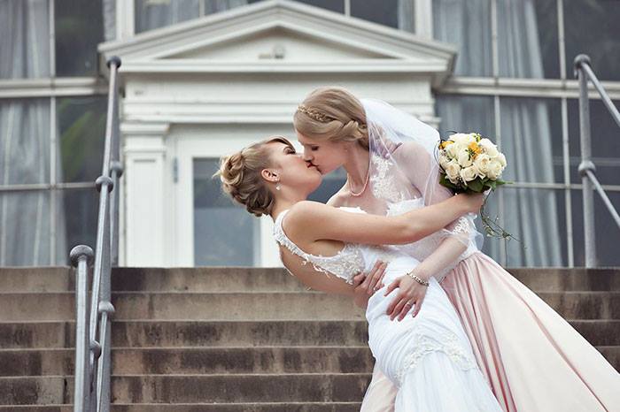 Δύο γυναίκες cosplayers "παντρεύτηκαν" και η ιστορία τους είναι σαν παραμύθι