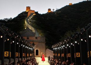 Οταν η φίρμα Fendi έκανε πασαρέλα στο Σινικό Τείχος της Κίνας [εικόνες+βίντεο]