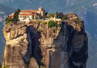 Το μοναστήρι που βρίσκεται σε ύψος 373 μέτρων σε ένα από τα πιο επιβλητικά και σπάνιας ομορφιάς μέρη της Ελλάδας