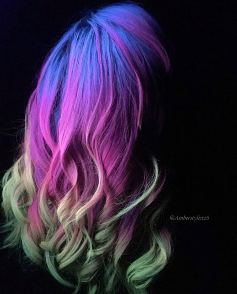 Τολμηρό στυλ μαλλιών στα χρώματα του ουράνιου τόξου!