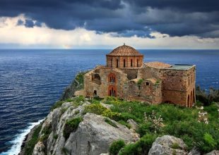 Η Αγία Σοφία της Μονεμβασιάς: Η εκκλησία που χτίστηκε στο χείλος του γκρεμού και μοιάζει με την Αγία Σοφία της Κωνσταντινούπολης