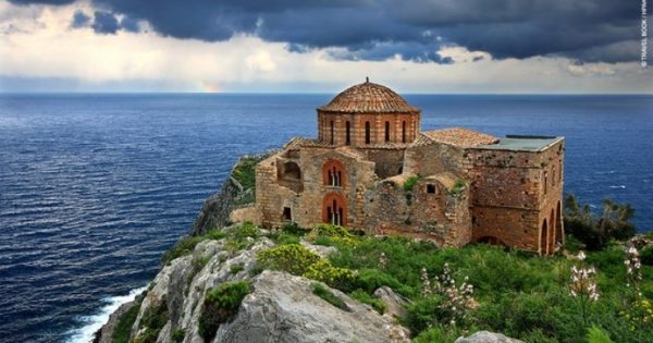 Η Αγία Σοφία της Μονεμβασιάς: Η εκκλησία που χτίστηκε στο χείλος του γκρεμού και μοιάζει με την Αγία Σοφία της Κωνσταντινούπολης
