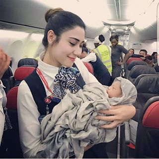 Γέννησε στα 42.000 πόδια -Αεροσυνοδοί και επιβάτες τη βοήθησαν [εικόνες]