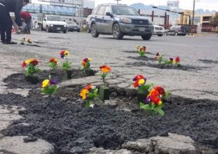 Κάτοικοι φυτεύουν λουλούδια στις λακκούβες των δρόμων!