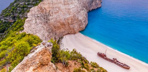 Ο μεγαλύτερος ταξιδιωτικός οδηγός του κόσμου δίνει 15 λόγους για να επισκεφτεί κανείς τα ελληνικά νησιά