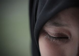 Μητέρα ξύρισε τα μαλλιά της κόρης της επειδή αρνήθηκε να φορέσει ισλαμική μαντίλα