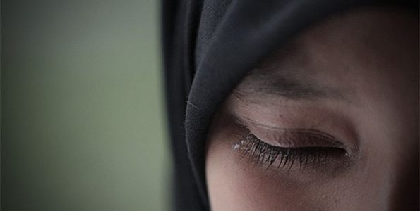 Μητέρα ξύρισε τα μαλλιά της κόρης της επειδή αρνήθηκε να φορέσει ισλαμική μαντίλα