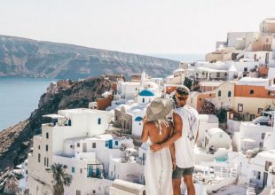 Nέοι, όμορφοι και εpωτευμένοι γυρίζουν τον κόσμο, πληρώνονται για τις φωτογραφίες τους και αποθεώνουν την Ελλάδα