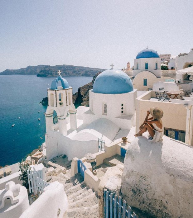 Nέοι, όμορφοι και εpωτευμένοι γυρίζουν τον κόσμο, πληρώνονται για τις φωτογραφίες τους και αποθεώνουν την Ελλάδα