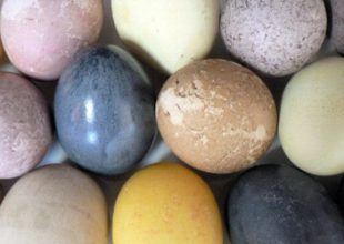 Βάψτε αυγά με υλικά που υπάρχουν στην κουζίνα σας