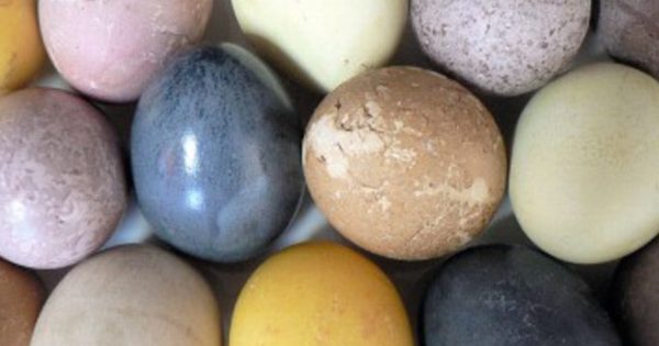Βάψτε αυγά με υλικά που υπάρχουν στην κουζίνα σας