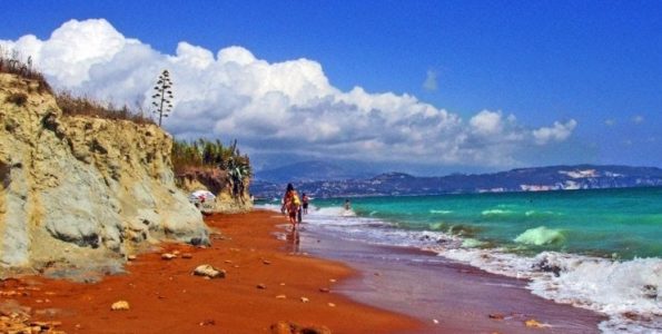 Που βρίσκεται η «κόκκινη» παραλία της Ελλάδας; Έχει περίεργο όνομα και θεωρείται μία από τις 20 πιο παράξενες παραλίες στον κόσμο!