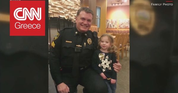 3χρονη πλησίασε έναν αστυνομικό που έτρωγε μόνος του - Η φιλία τους έγινε viral