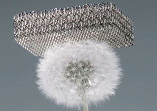 Αυτό είναι το πιο ελαφρύ μέταλλο που φτιάχτηκε ποτέ, αποτελείται από 99,99% αέρα