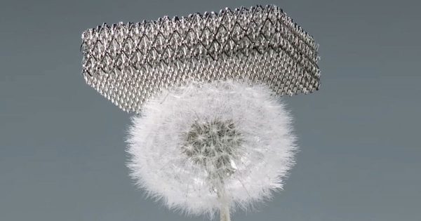 Αυτό είναι το πιο ελαφρύ μέταλλο που φτιάχτηκε ποτέ, αποτελείται από 99,99% αέρα