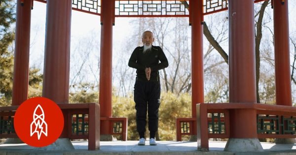 Δάσκαλος Kung Fu ΚΥΡΙΟΛΕΚΤΙΚΑ Διπλώνει το Σώμα του
