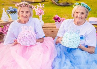 Δίδυμες γυναίκες έφτασαν τα 100 και το γιορτάζουν με μια πολύ γλυκιά φωτογράφιση