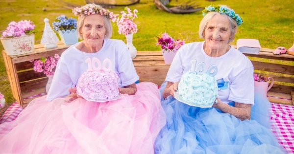 Δίδυμες γυναίκες έφτασαν τα 100 και το γιορτάζουν με μια πολύ γλυκιά φωτογράφιση