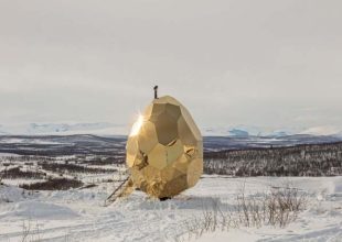 Τι δουλειά μπορεί να έχει ένα ολόχρυσο...αυγό στην μέση του Αρκτικού κύκλου